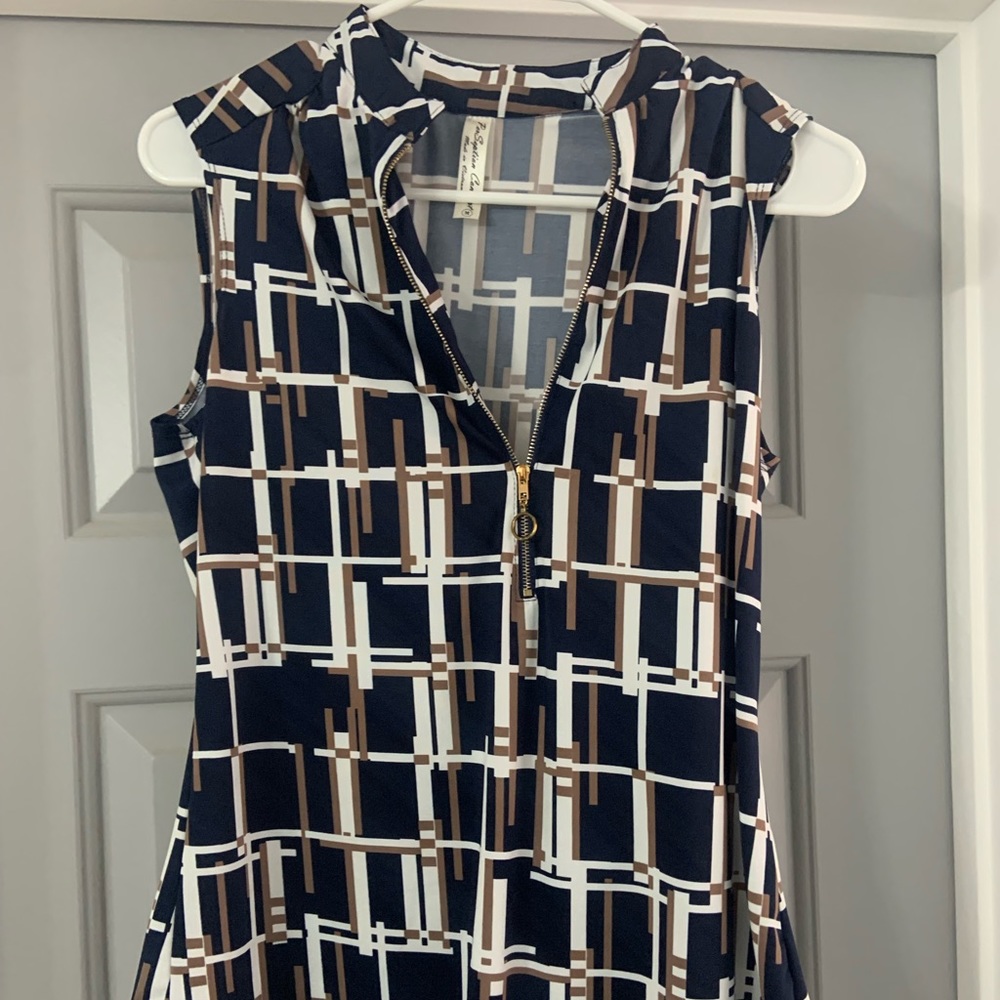 Sleeveless tank top with front zipper